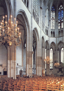 3086 Interieur van de Domkerk te Utrecht: het koor en de noordelijke kooromgang gezien uit het zuidwesten.